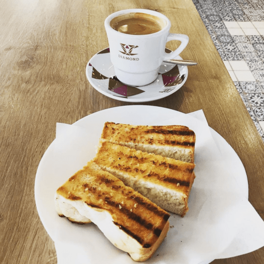 Meia de leite escura e torrada