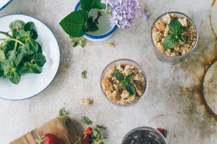 Čokoladna krema sa svežim jagodam i ovsenim keksom/ Baštenska romansa