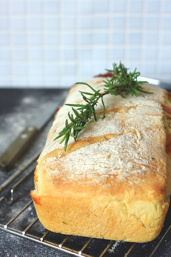 Hleb sa ruzmarinom i kačkavaljem/Bezbrižna leta&nbsp;gospodnja