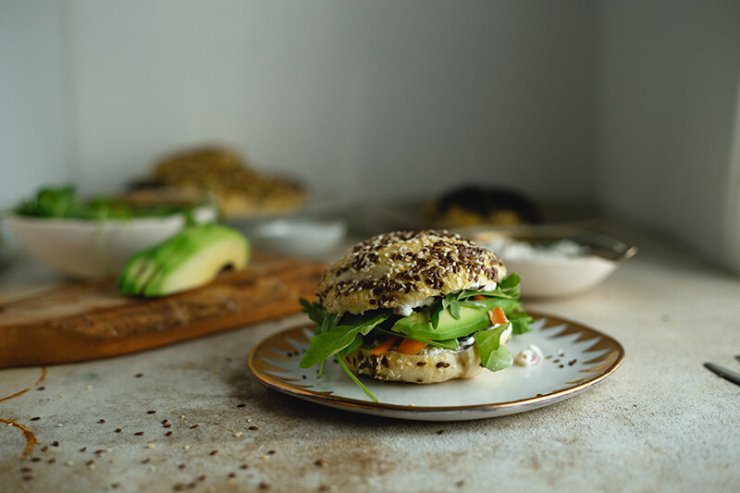 Bagels i sendvič sa namazom od badema i brusnice i avokadom/O životu i traženju vremena