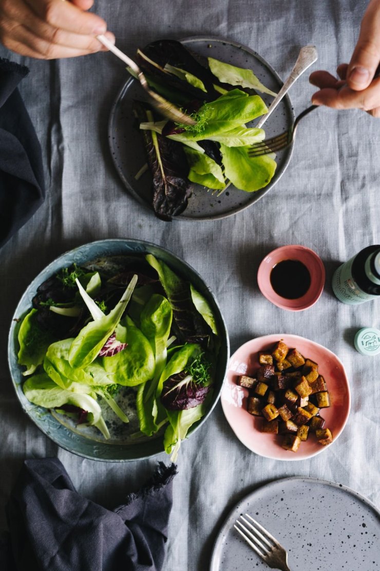 Salata sa kockicama tofua i bundevinim uljem