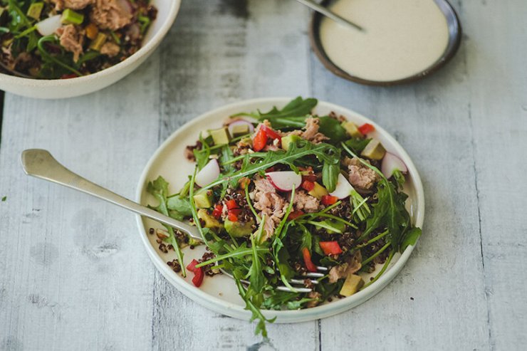 Salata od kinoe sa tunjevinom i prelivom od tahinija/ Back to basics