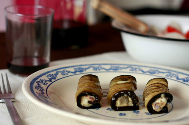 Patlidžan sa feta sirom, suvim grožđem i bademima/ Kad je Merkur&nbsp;retrogradan