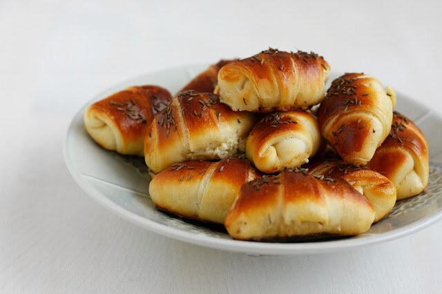 Kiflice sa fetom i belim lukom/ Slavonsko-vojvođanska