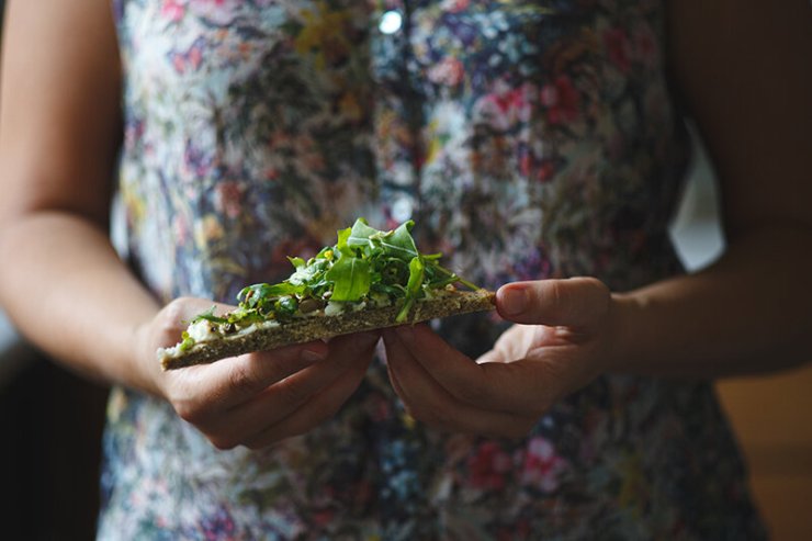 Bezglutenski hlepčić sa kozjim sirom, medom i rukolom/ Lisabonska pizza